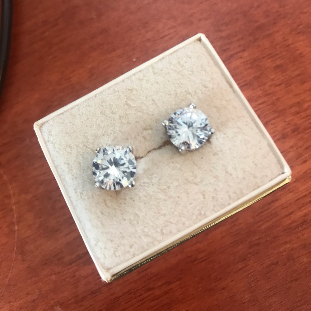 2-carat round studs